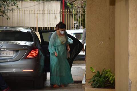 Kareena Kapoor Khan at Karisma Kapoor's house