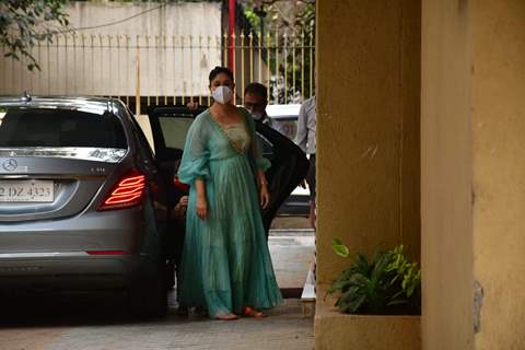 Kareena Kapoor Khan at Karisma Kapoor's house