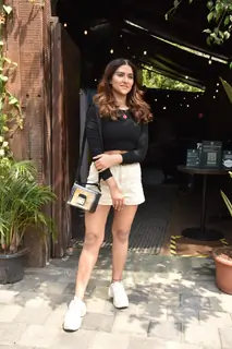 Pranutan Bahl snapped at cafe in Juhu
