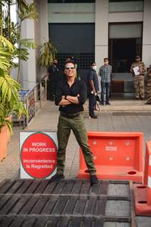 Akshay Kumar poses for paps at Kalina airport