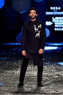 Karitk Aaryan at Lakme Fashion Week 2021!