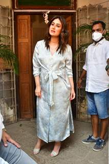 Kareena Kapoor Khan resumes work; snapped in Bandra!