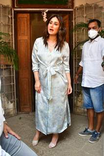 Kareena Kapoor Khan resumes work; snapped in Bandra!