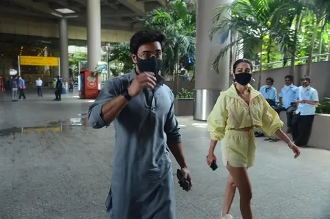 Kriti Kharbanda and Pulkit Samrat snapped at airport