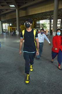 Shahid Kapoor's new Airport look is all about safety amid Covid-19 surge!