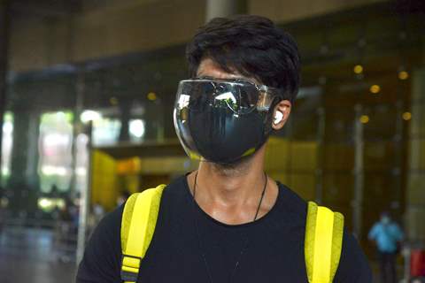 Shahid Kapoor's new Airport look is all about safety amid Covid-19 surge!