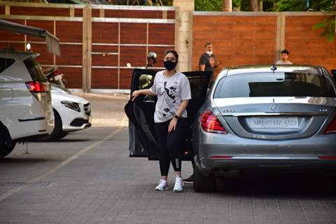 Kareena Kapoor Khan begins her gym sessions post-pregnancy!