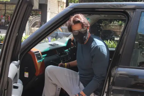 Arjun Rampal snapped at Mapple Store Bandra.