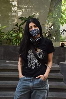 Shruti Haasan snapped at a clinic in Juhu