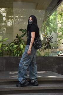 Shruti Haasan snapped at a clinic in Juhu