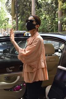 Vaani Kapoor snapped at a clinic in Juhu