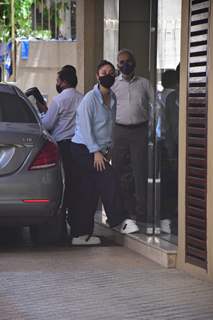 Kareena Kapoor snapped visiting sister Karisma Kapoor's house