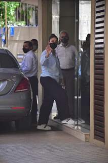 Kareena Kapoor snapped visiting sister Karisma Kapoor's house