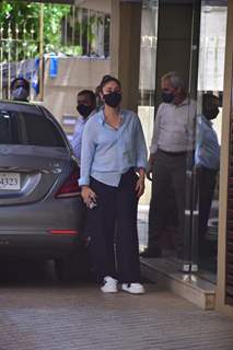 Kareena Kapoor snapped visiting sister Karisma Kapoor's house