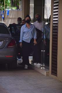 Kareena Kapoor snapped visiting sister Karisma Kapoor's house