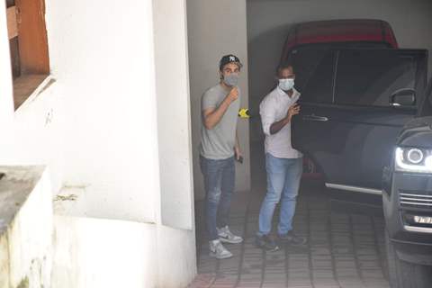 Ranbir Kapoor snapped at a clinic in Bandra!