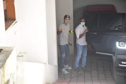 Ranbir Kapoor snapped at a clinic in Bandra!