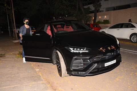 Kartik Aaryan snapped at Juhu with his brand new car!