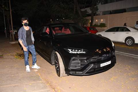 Kartik Aaryan snapped at Juhu with his brand new car!