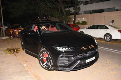 Kartik Aaryan snapped at Juhu with his brand new car!