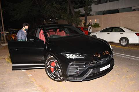 Kartik Aaryan snapped at Juhu with his brand new car!