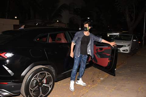 Kartik Aaryan snapped at Juhu with his brand new car!