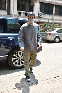 Ranbir Kapoor snapped at a dental clinic in Khar