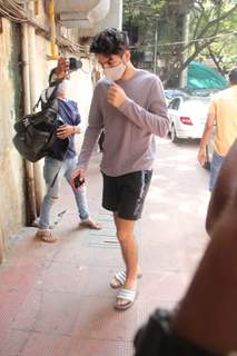 Ibrahim Ali Khan snapped at a clinic in Bandra