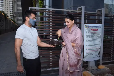 Pavitra Punia celebrates her birthday with Eijaz Khan