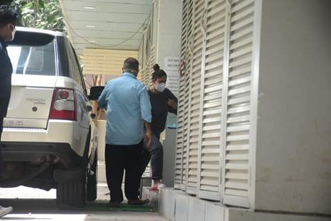 Kareena Kapoor Khan snapped at a clinic in Bandra