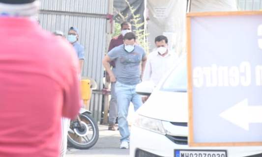 Saif Ali Khan arrives at vaccination centre in BKC   