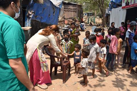 Actress Payal Ghosh provides food for the needy in Versova!