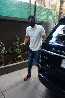 Ranbir Kapoor spotted at mom Neetu Kapoor's house for Rishi Kapoor's death anniversary puja!