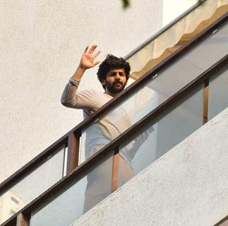 Kartik Aaryan snapped in his balcony in Juhu