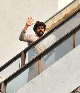 Kartik Aaryan snapped in his balcony in Juhu