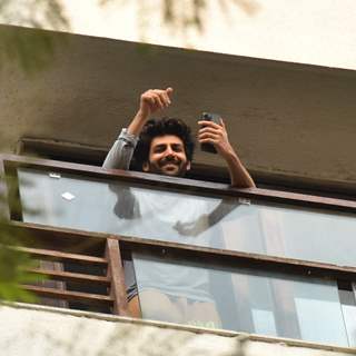 Kartik Aaryan snapped in his balcony in Juhu