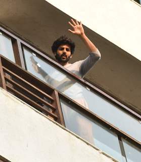 Kartik Aaryan snapped in his balcony in Juhu