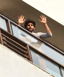 Kartik Aaryan snapped in his balcony in Juhu