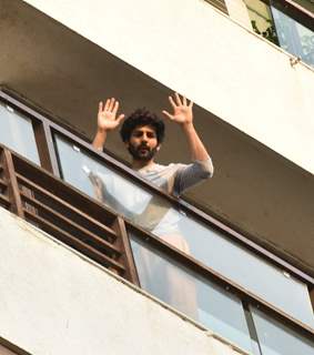 Kartik Aaryan snapped in his balcony in Juhu