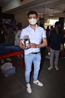 Sonu Nigam papped at a blood donation camp in Juhu