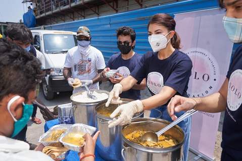 Jacqueline Fernandez personally distributes meals to people amid Covid-19 crisis