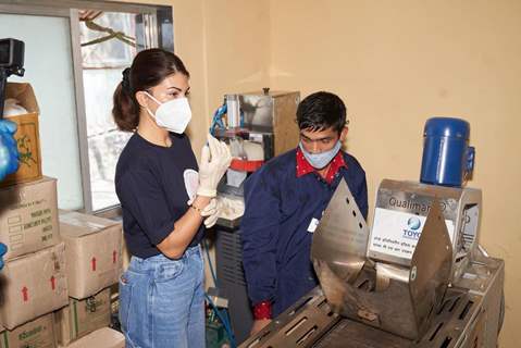 Jacqueline Fernandez personally prepares meals to people amid Covid-19 crisis