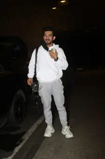 Arjun Bijlani snapped at Mumbai airport