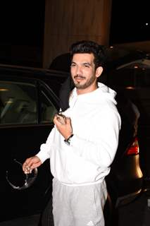 Arjun Bijlani snapped at Mumbai airport