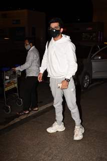 Arjun Bijlani snapped at Mumbai airport