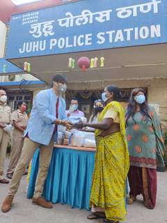 Vivek Oberoi distributes ration to needy at Juhu police station 