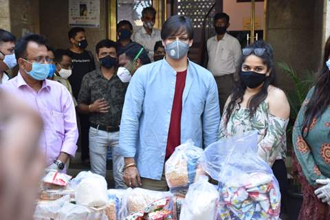 Vivek Oberoi distributes ration to needy at Juhu police station 