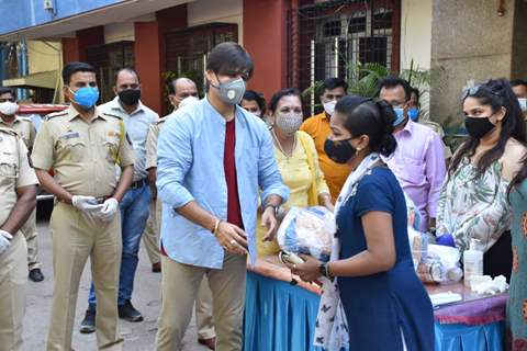 Vivek Oberoi distributes ration to needy at Juhu police station 