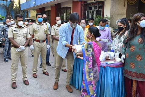 Vivek Oberoi distributes ration to needy at Juhu police station 
