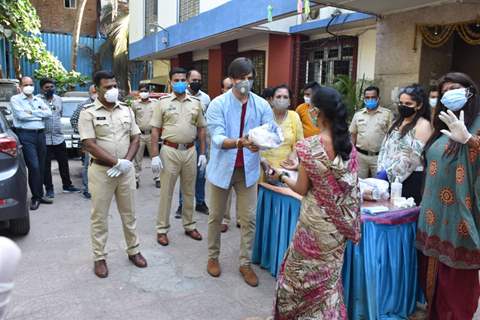 Vivek Oberoi distributes ration to needy at Juhu police station 